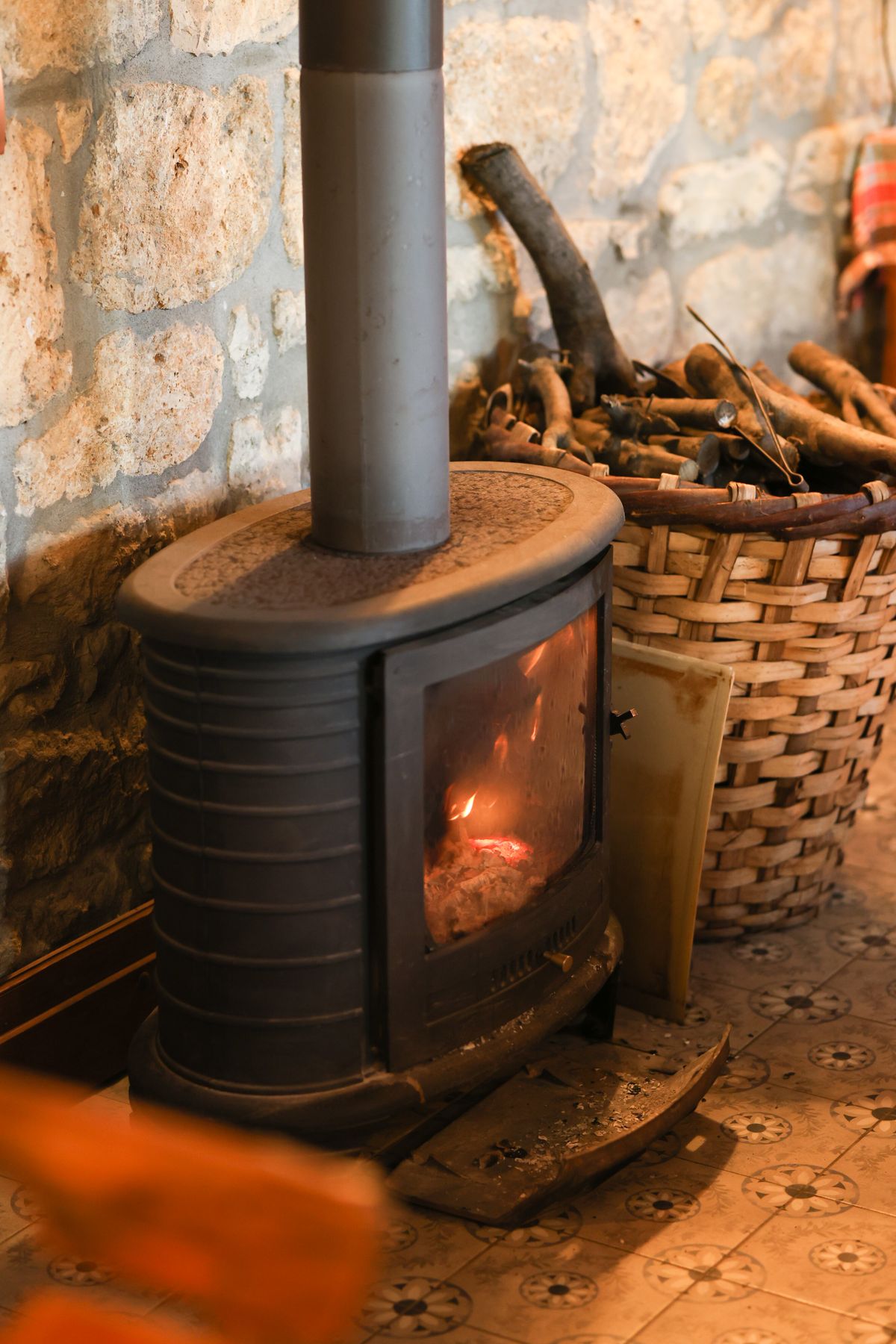 Poêle à bois ou à granulés d'occasion : bonne ou mauvaise idée ?